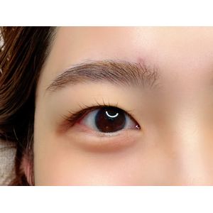 奥二重の目元のまつげパーマ