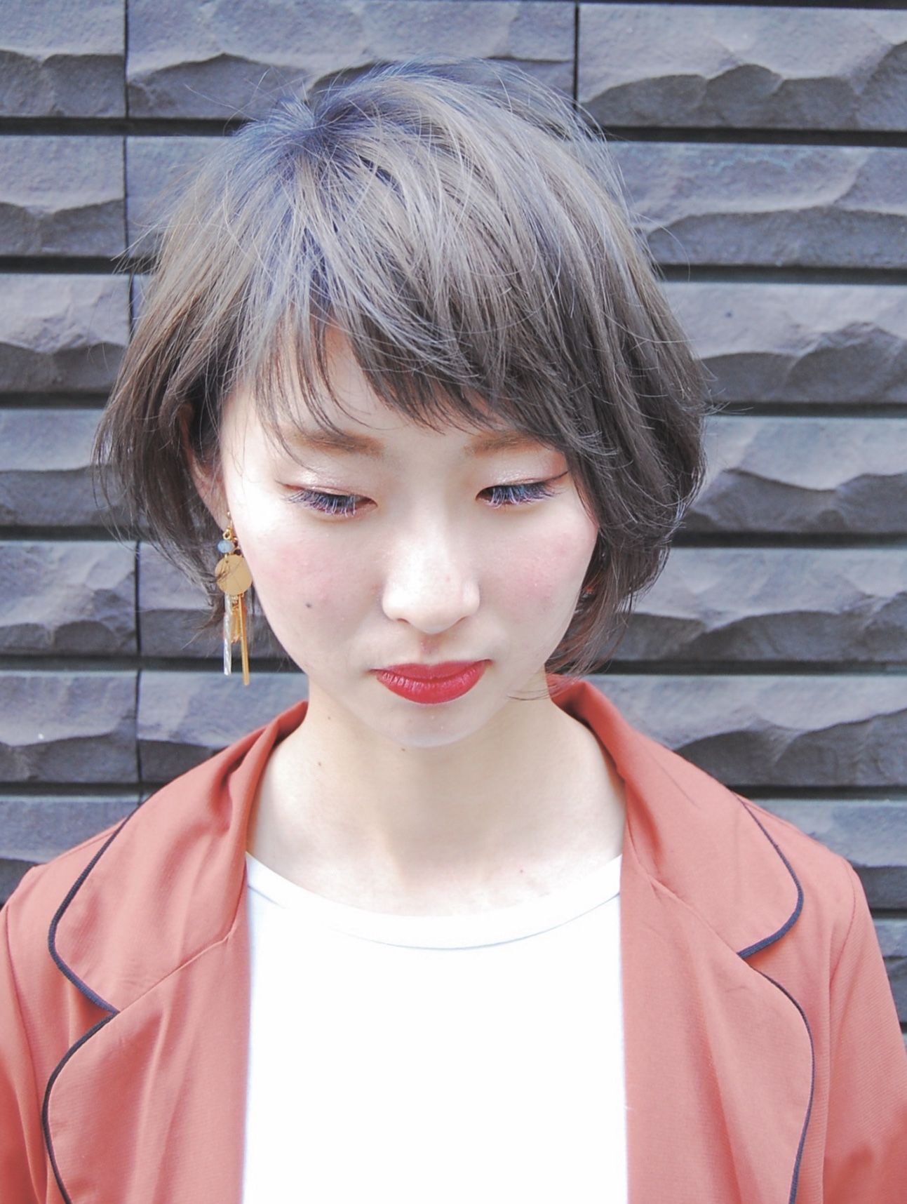大阪の美容室でオススメハイトーンショートボブ．